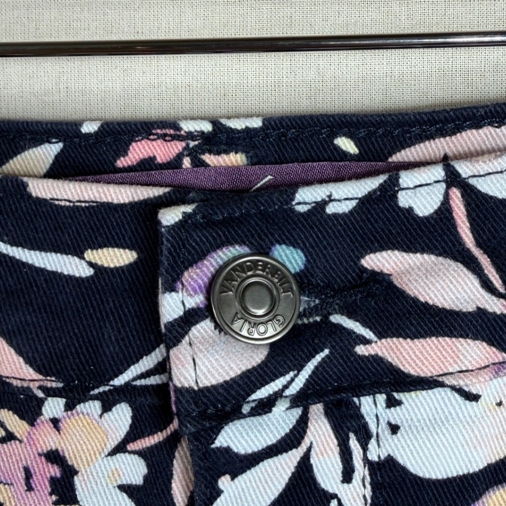 Gloria Vanderbilt Women's Floral Print Amanda Capri Pants size 10 Black/Pink - Picture 6 of 11